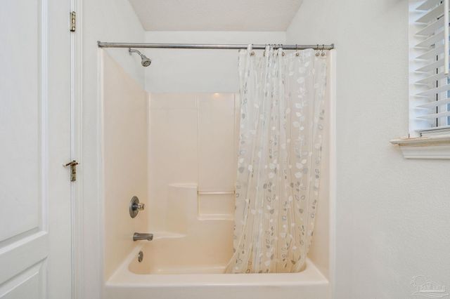 7220 Annandale Dr, Pensacola, FL 32526