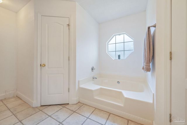 7220 Annandale Dr, Pensacola, FL 32526