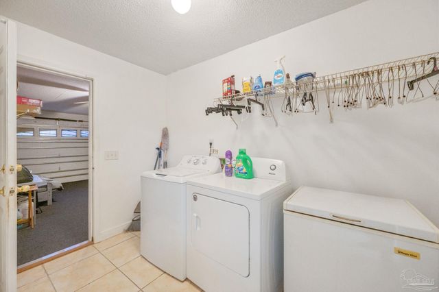 7220 Annandale Dr, Pensacola, FL 32526