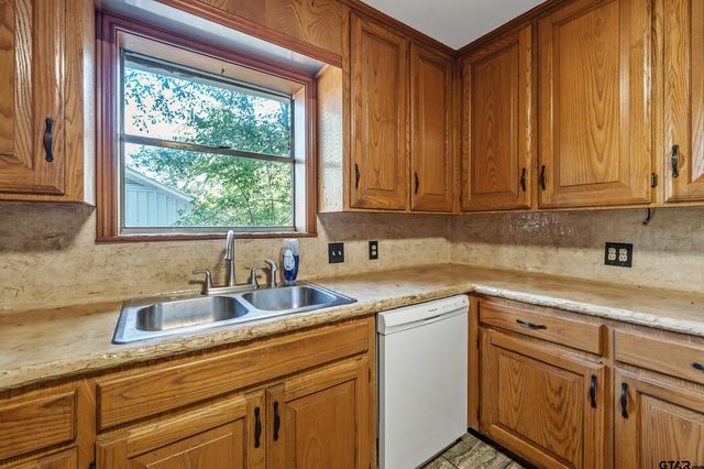 2622 Oak Ln, Tyler, TX 75701