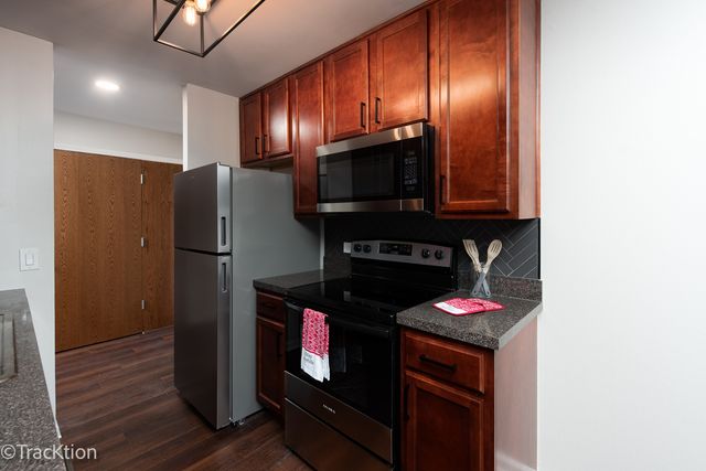 5950 Oakwood Drive 1H, Lisle, IL 60532