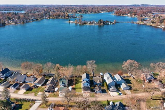 4333 Hunters Drive, Highland, MI 48356