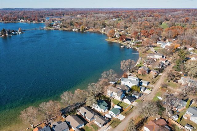 4333 Hunters Drive, Highland, MI 48356