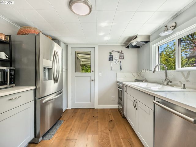 631 N LARCH St, Cannon Beach, OR 97110
