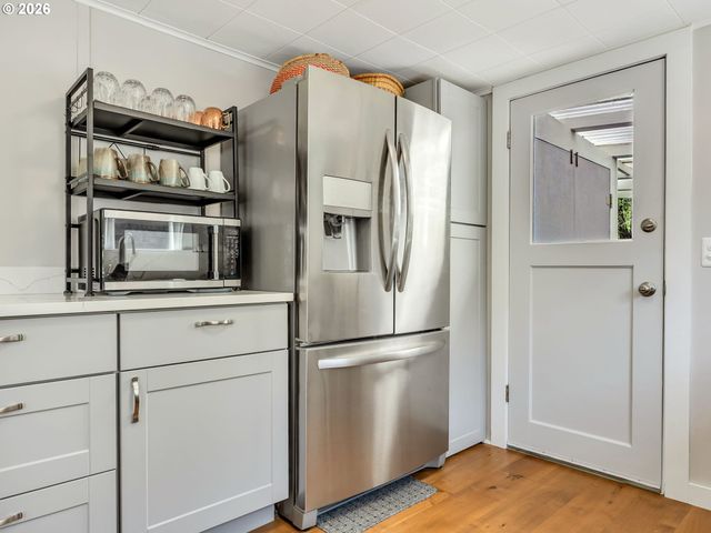 631 N LARCH St, Cannon Beach, OR 97110