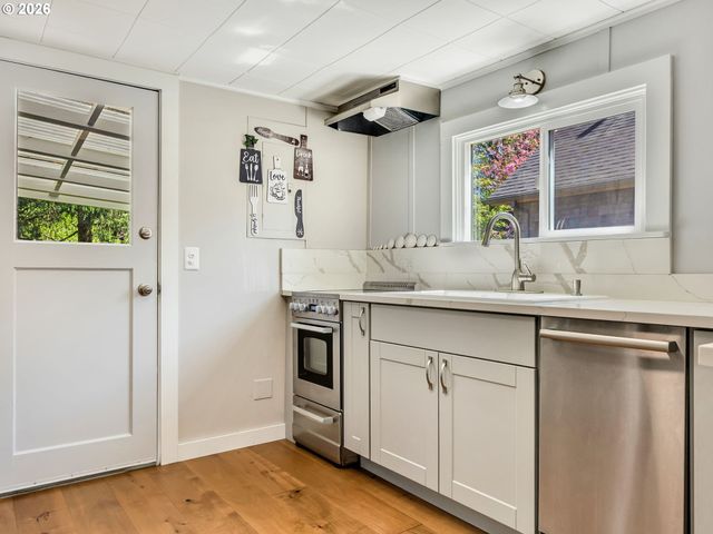 631 N LARCH St, Cannon Beach, OR 97110