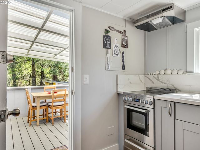 631 N LARCH St, Cannon Beach, OR 97110