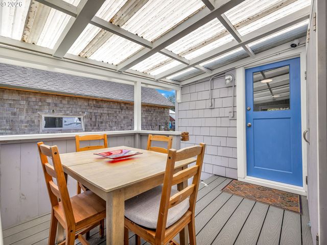 631 N LARCH St, Cannon Beach, OR 97110