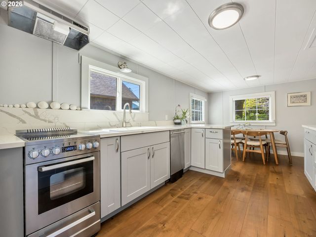 631 N LARCH St, Cannon Beach, OR 97110