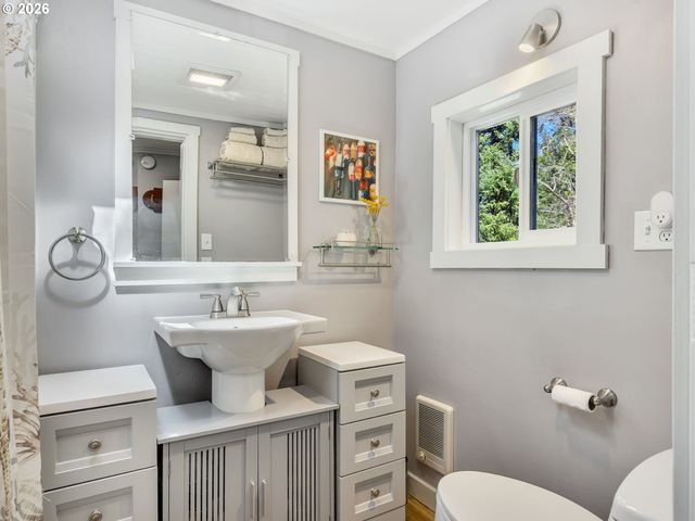 631 N LARCH St, Cannon Beach, OR 97110