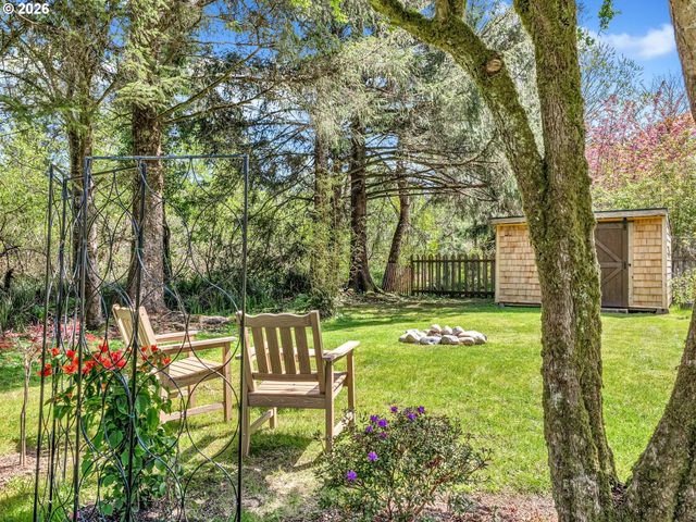 631 N LARCH St, Cannon Beach, OR 97110