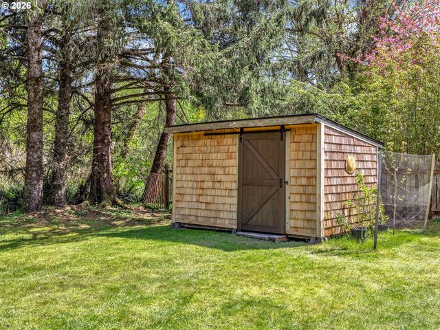 631 N LARCH St, Cannon Beach, OR 97110