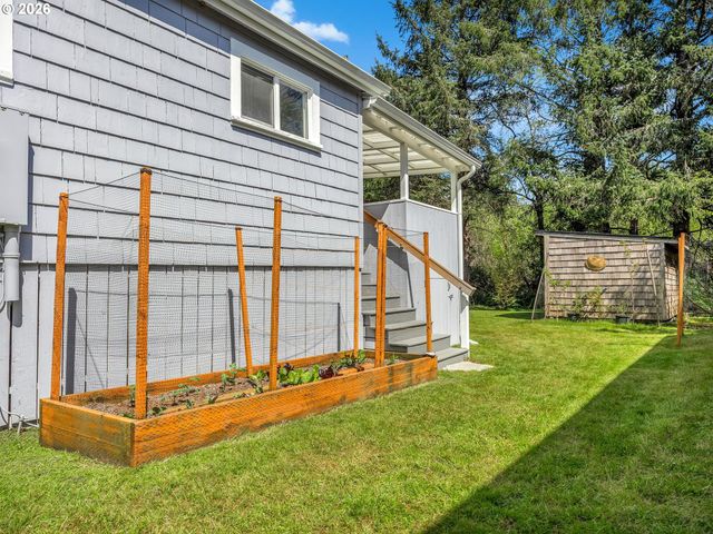 631 N LARCH St, Cannon Beach, OR 97110