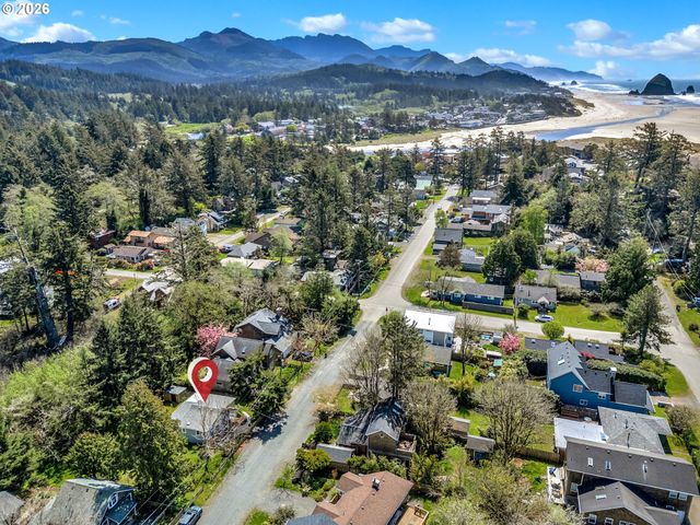 631 N LARCH St, Cannon Beach, OR 97110