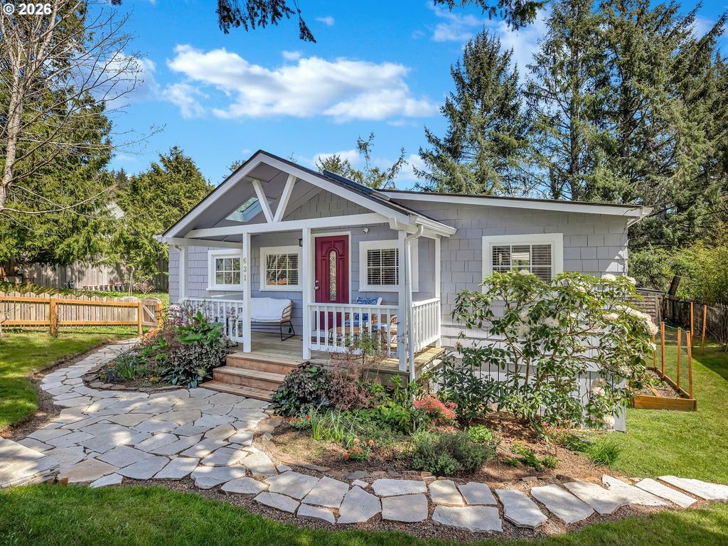 631 N LARCH St, Cannon Beach, OR 97110