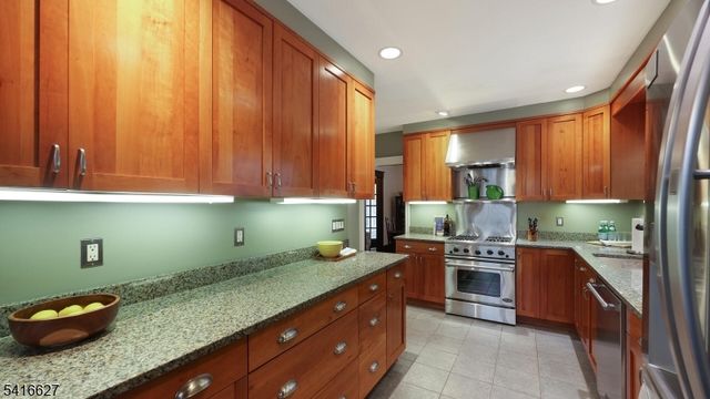 555 Shackamaxon Dr, Westfield Town, NJ 07090