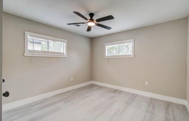 1007 San Jacinto St, Highlands, TX 77562