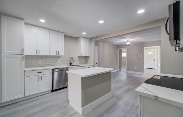 1007 San Jacinto St, Highlands, TX 77562