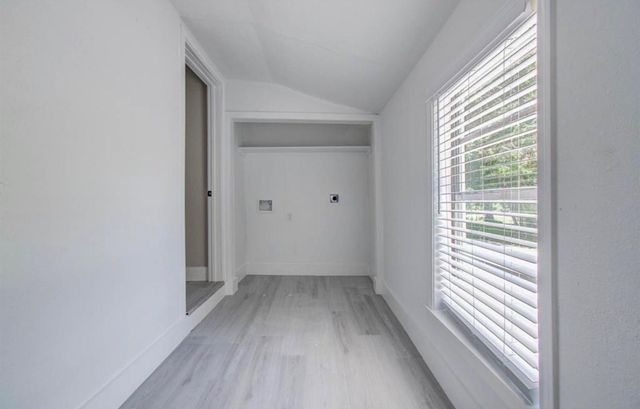 1007 San Jacinto St, Highlands, TX 77562