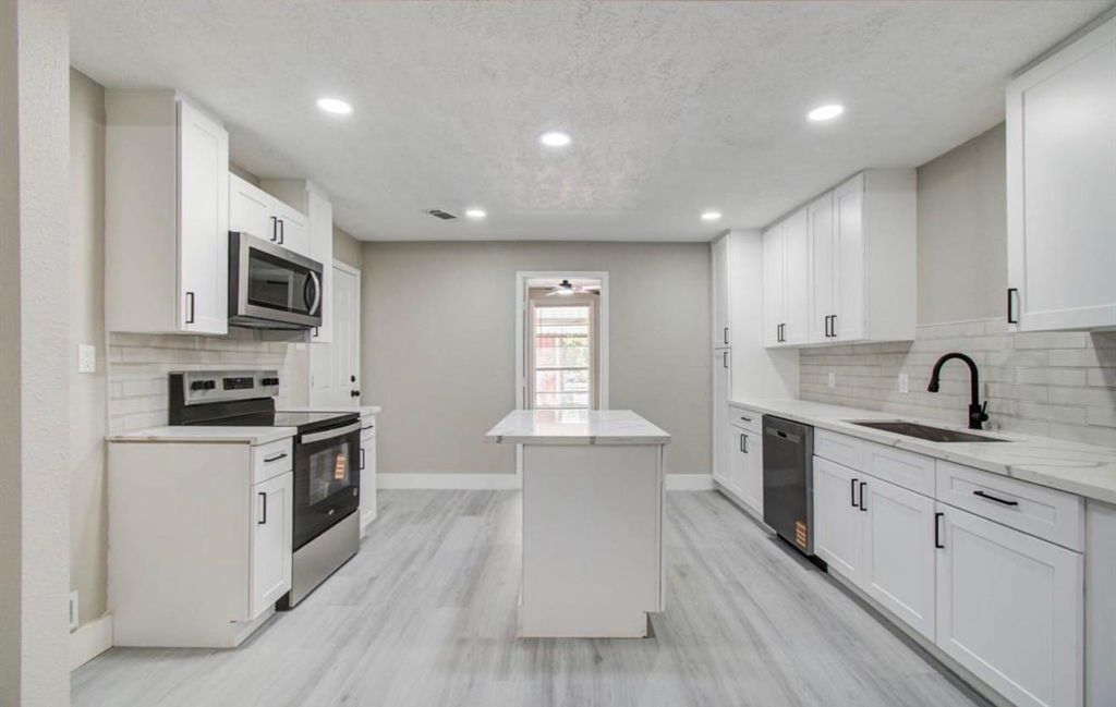 1007 San Jacinto St, Highlands, TX 77562