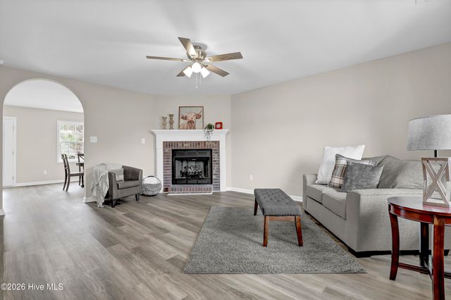 121 Walnut Hills Drive, Richlands, NC 28574