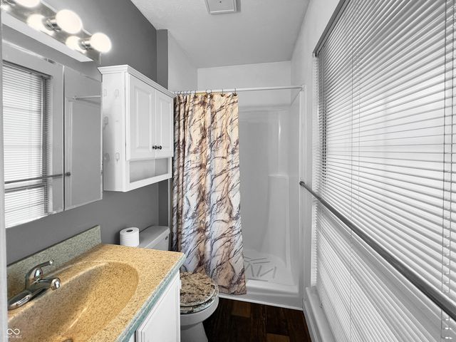 5240 Vinewood Court, Columbus, IN 47203