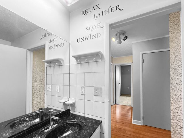 5240 Vinewood Court, Columbus, IN 47203