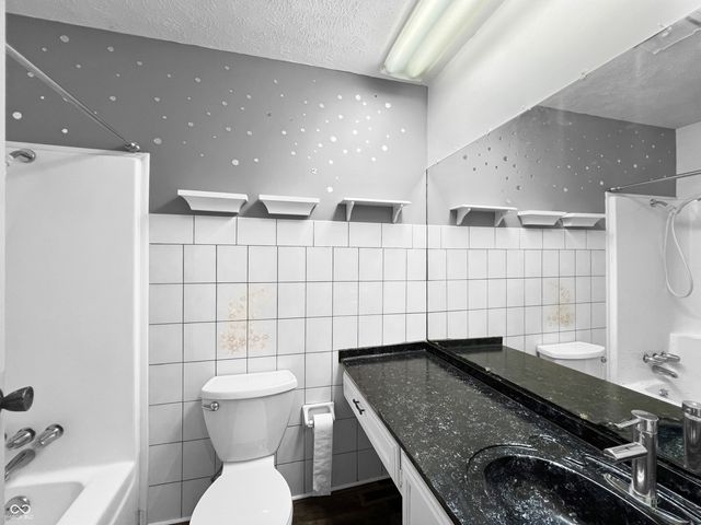 5240 Vinewood Court, Columbus, IN 47203