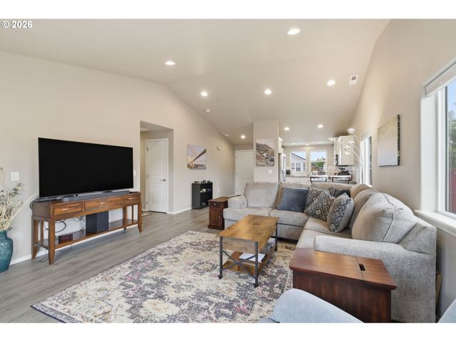 1371 TIRION Ave, Eugene, OR 97404