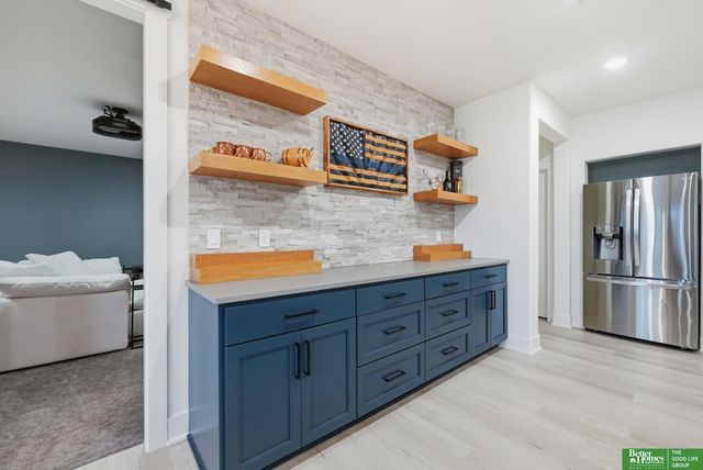 21068 Valley Circle, Elkhorn, NE 68022