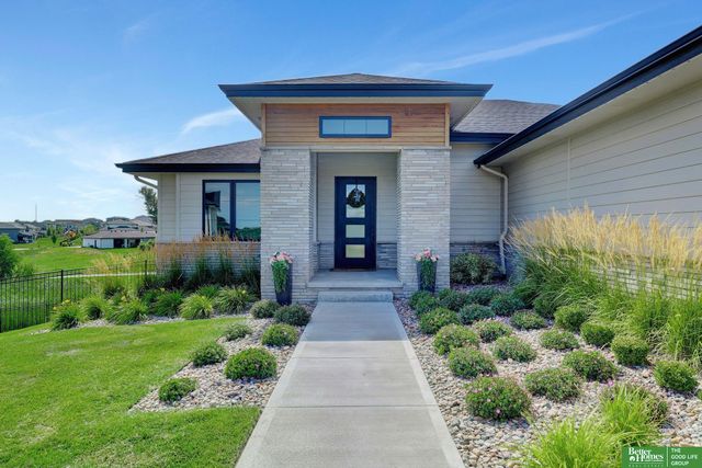 21068 Valley Circle, Elkhorn, NE 68022