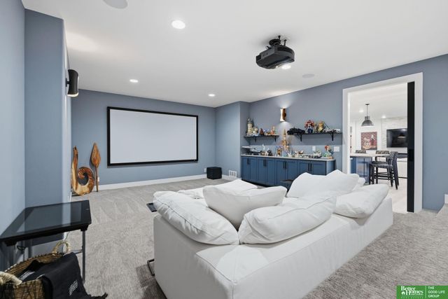 21068 Valley Circle, Elkhorn, NE 68022