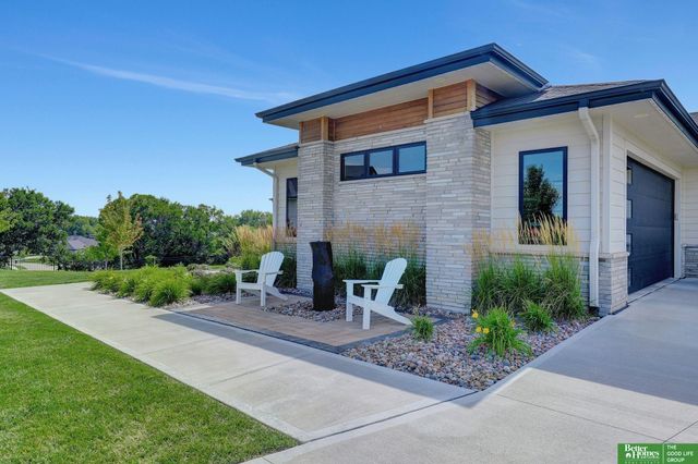 21068 Valley Circle, Elkhorn, NE 68022