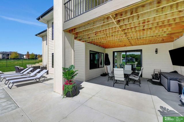 21068 Valley Circle, Elkhorn, NE 68022