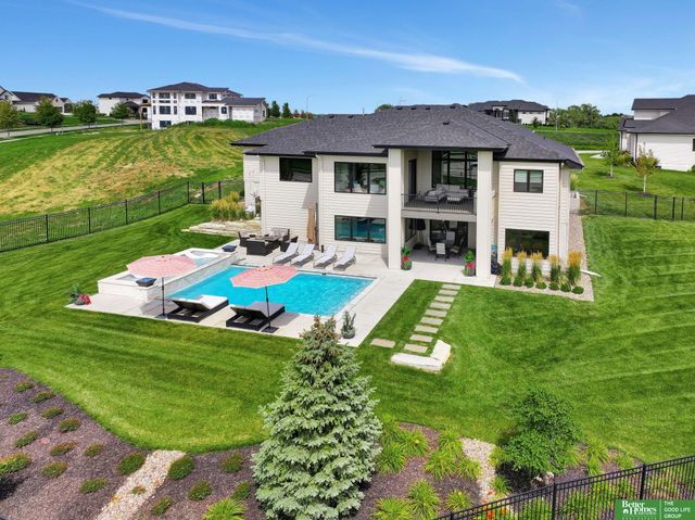 21068 Valley Circle, Elkhorn, NE 68022