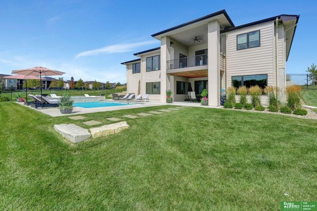 21068 Valley Circle, Elkhorn, NE 68022