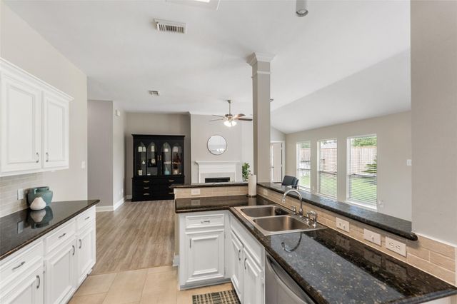 3806 Vinecrest Drive, Pearland, TX 77584