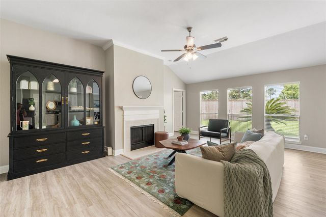 3806 Vinecrest Drive, Pearland, TX 77584
