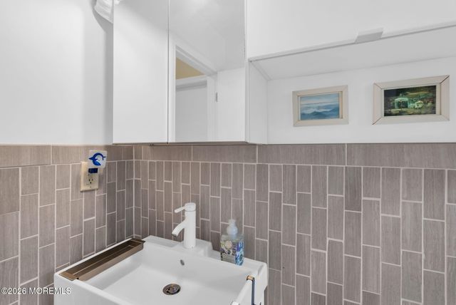 85 Valley Avenue, Highlands, NJ 07732