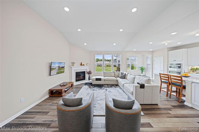 30153 Turtle Creek, New Hudson, MI 48165