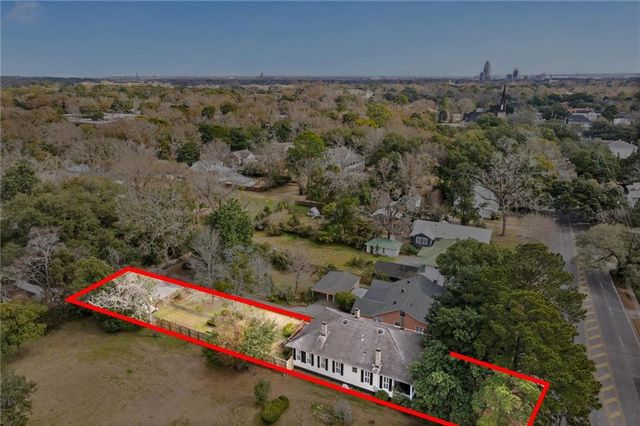 2016 Dauphin Street, Mobile, AL 36606