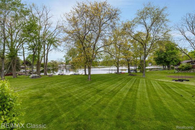 804 Bonita Drive, White Lake Charter Township, MI 48383