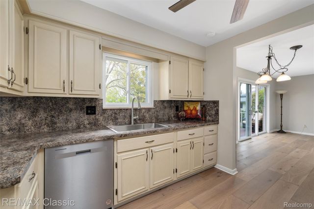 804 Bonita Drive, White Lake Charter Township, MI 48383