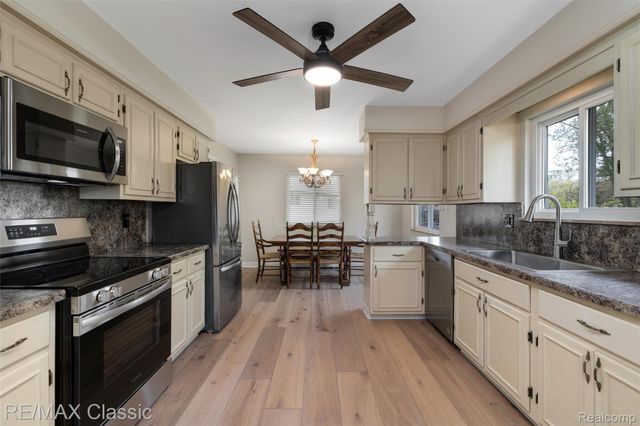 804 Bonita Drive, White Lake Charter Township, MI 48383