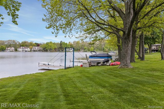 804 Bonita Drive, White Lake Charter Township, MI 48383