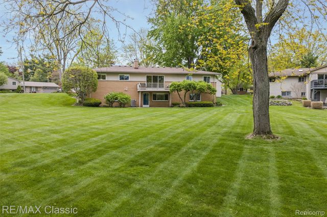 804 Bonita Drive, White Lake Charter Township, MI 48383