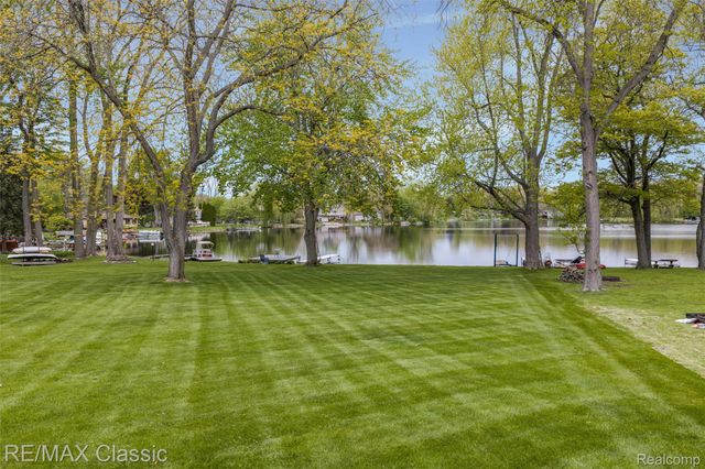 804 Bonita Drive, White Lake Charter Township, MI 48383