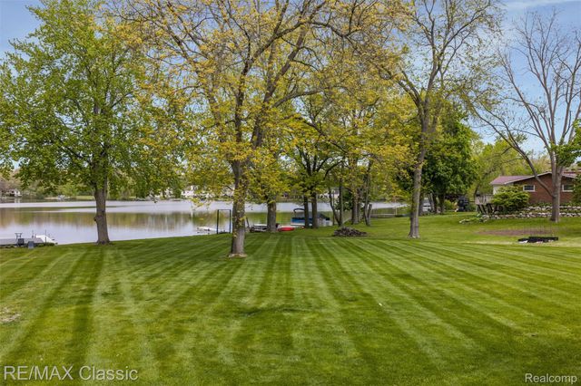 804 Bonita Drive, White Lake Charter Township, MI 48383