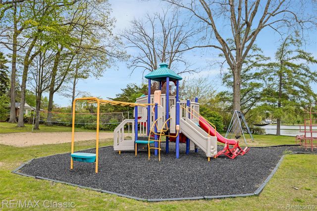 804 Bonita Drive, White Lake Charter Township, MI 48383