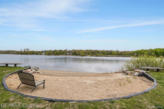 804 Bonita Drive, White Lake Charter Township, MI 48383